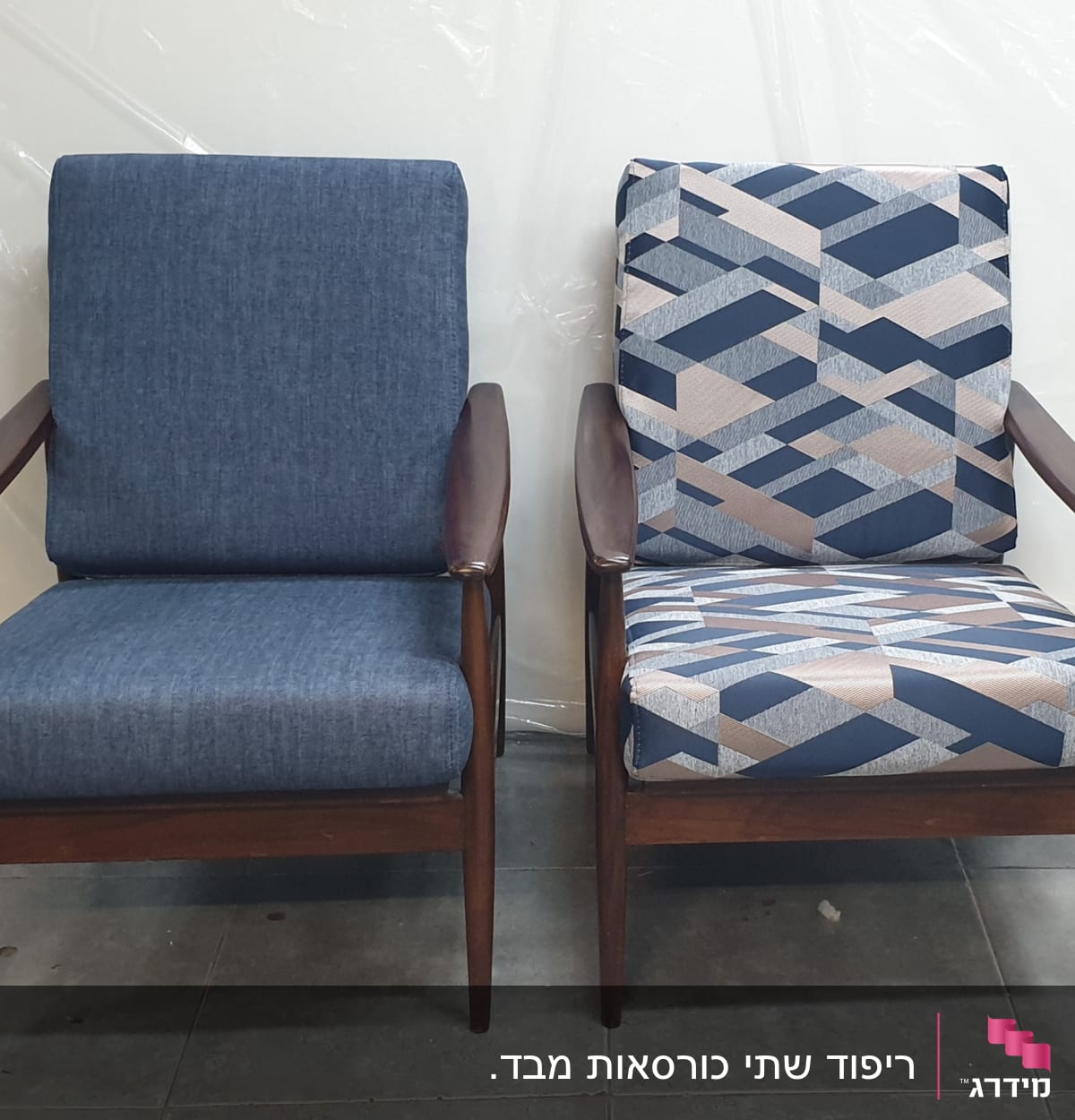 שני כיסאות עם ריפוד שונה, אחד חלק ואחד עם דוגמה גיאומטרית.